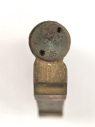 Kleine Wasserwaage in Messingvorrichtung. Frankreich ?. Datiert 1907, in Lederhülle, diese etwa 9,5cm lang