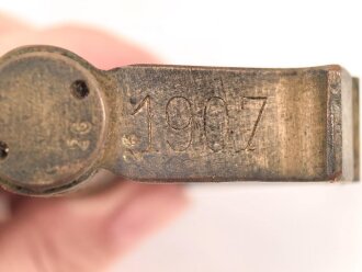 Kleine Wasserwaage in Messingvorrichtung. Frankreich ?. Datiert 1907, in Lederhülle, diese etwa 9,5cm lang