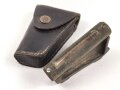 Kleine Wasserwaage in Messingvorrichtung. Frankreich ?. Datiert 1907, in Lederhülle, diese etwa 9,5cm lang