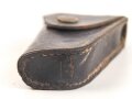 Kleine Wasserwaage in Messingvorrichtung. Frankreich ?. Datiert 1907, in Lederhülle, diese etwa 9,5cm lang