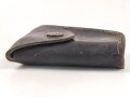 Kleine Wasserwaage in Messingvorrichtung. Frankreich ?. Datiert 1907, in Lederhülle, diese etwa 9,5cm lang