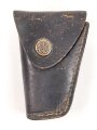 Kleine Wasserwaage in Messingvorrichtung. Frankreich ?. Datiert 1907, in Lederhülle, diese etwa 9,5cm lang
