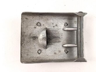 Koppelschloss für Mannschaften des Heeres. Aufgeklammerte Ausführung zum Waffenrock. Seltene Variante aus Zink. Ungereinigtes Stück