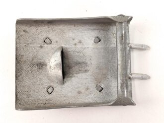 Koppelschloss für Mannschaften des Heeres. Aufgeklammerte Ausführung zum Waffenrock. Seltene Variante aus Zink. Ungereinigtes Stück