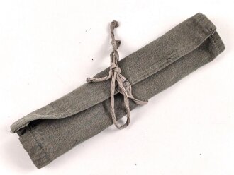 Stück grünmelierter Stoff samt Innefutterstoff von einem "Knochensack" der Fallschirmjäger. Sicherlich nach dem Krieg zu einer Werkzeugrolle umgebaut. Maße 22,5 x 28cm