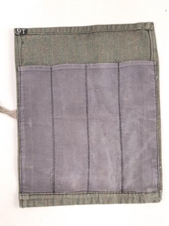 Stück grünmelierter Stoff samt Innefutterstoff von einem "Knochensack" der Fallschirmjäger. Sicherlich nach dem Krieg zu einer Werkzeugrolle umgebaut. Maße 22,5 x 28cm