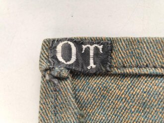 Stück grünmelierter Stoff samt Innefutterstoff von einem "Knochensack" der Fallschirmjäger. Sicherlich nach dem Krieg zu einer Werkzeugrolle umgebaut. Maße 22,5 x 28cm