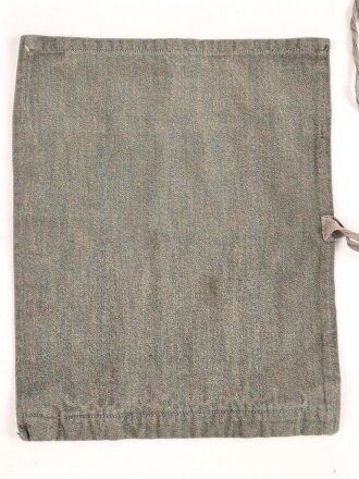 Stück grünmelierter Stoff samt Innefutterstoff von einem "Knochensack" der Fallschirmjäger. Sicherlich nach dem Krieg zu einer Werkzeugrolle umgebaut. Maße 22,5 x 28cm