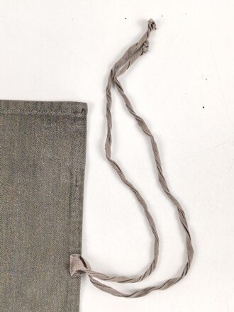 Stück grünmelierter Stoff samt Innefutterstoff von einem "Knochensack" der Fallschirmjäger. Sicherlich nach dem Krieg zu einer Werkzeugrolle umgebaut. Maße 22,5 x 28cm