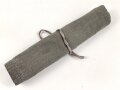 Stück grünmelierter Stoff samt Innefutterstoff von einem "Knochensack" der Fallschirmjäger. Sicherlich nach dem Krieg zu einer Werkzeugrolle umgebaut. Maße 22,5 x 28cm