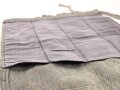 Stück grünmelierter Stoff samt Innefutterstoff von einem "Knochensack" der Fallschirmjäger. Sicherlich nach dem Krieg zu einer Werkzeugrolle umgebaut. Maße 22,5 x 28cm