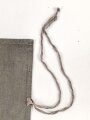 Stück grünmelierter Stoff samt Innefutterstoff von einem "Knochensack" der Fallschirmjäger. Sicherlich nach dem Krieg zu einer Werkzeugrolle umgebaut. Maße 22,5 x 28cm