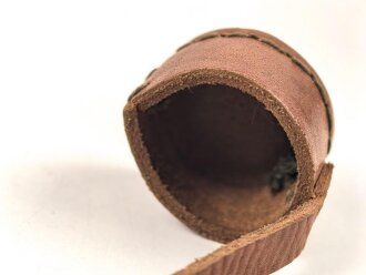 Regenschutzdeckel für ein Zielfernrohr. Leder, Durchmesser der Kappen innen 27 und 30mm, Abstand der Deckel 15cm
