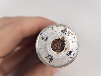 Rauchspurpatrone blau Wehrmacht. Abgeschossene, leere Aluminiumhülse, ungereinigt, datiert 1943