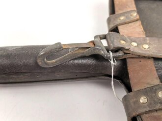 Langer Infanteriespaten in Lederhülle. Keine Markierung, ungereinigt