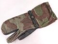 Bundeswehr, einzelner Tarnhandschuh aus den 1950iger Jahren. Stark getragen