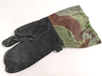 Bundeswehr, einzelner Tarnhandschuh aus den 1950iger Jahren. Stark getragen