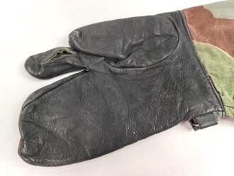 Bundeswehr, einzelner Tarnhandschuh aus den 1950iger Jahren. Stark getragen