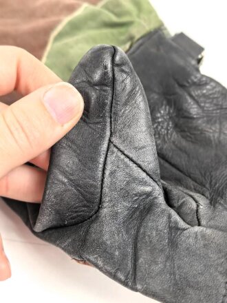 Bundeswehr, einzelner Tarnhandschuh aus den 1950iger Jahren. Stark getragen