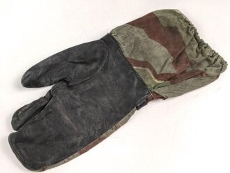 Bundeswehr, einzelner Tarnhandschuh aus den 1950iger Jahren. Stark getragen