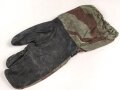 Bundeswehr, einzelner Tarnhandschuh aus den 1950iger Jahren. Stark getragen