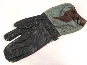 Bundeswehr, einzelner Tarnhandschuh aus den 1950iger Jahren. Stark getragen