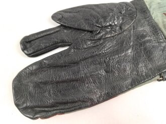 Bundeswehr, einzelner Tarnhandschuh aus den 1950iger Jahren. Stark getragen