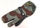 Bundeswehr, einzelner Tarnhandschuh aus den 1950iger Jahren. Stark getragen