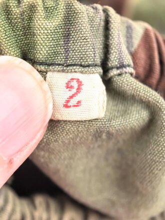 Bundeswehr, einzelner Tarnhandschuh aus den 1950iger Jahren. Stark getragen