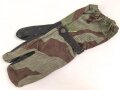 Bundeswehr, einzelner Tarnhandschuh aus den 1950iger Jahren. Stark getragen
