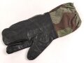 Bundeswehr, einzelner Tarnhandschuh aus den 1950iger Jahren. Stark getragen
