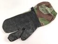 Bundeswehr, einzelner Tarnhandschuh aus den 1950iger Jahren. Stark getragen