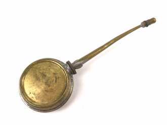 Schweiz, Ölkännchen aus Messingblech, Durchmesser um 50mm. Variante mit Flügelmutter. Gebraucht, sie erhalten ein ( 1 ) Stück, alle leicht unterschiedlich