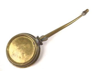 Schweiz, Ölkännchen aus Messingblech, Durchmesser um 50mm. Variante mit Flügelmutter. Gebraucht, sie erhalten ein ( 1 ) Stück, alle leicht unterschiedlich