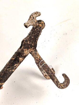 1.Weltkrieg, mir unbekanntes Ausrüstungsstück, unereinigter Bodenfund aus alter Sammlung, Gesamtlänge etwa 52cm