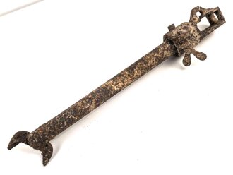 1.Weltkrieg, mir unbekanntes Ausrüstungsteil, vermutlich Teil einer Lafette oder ähnliches, ungereinigter Bodenfund aus alter Sammlung.. Gesamtlänge etwa 70cm