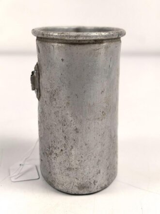 1.Weltkrieg Trinkbecher, Ausführung in Aluminium, datiert 1918, ein Bügel fehlt, ungereinigt