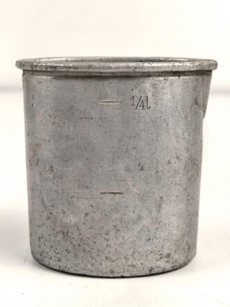 1.Weltkrieg Trinkbecher, Ausführung in Aluminium, datiert 1918, ein Bügel fehlt, ungereinigt