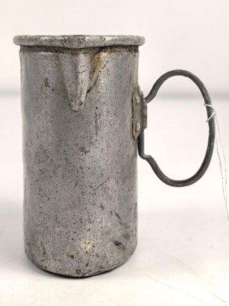1.Weltkrieg Trinkbecher, Ausführung in Aluminium, datiert 1918, ein Bügel fehlt, ungereinigt