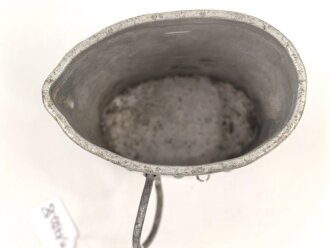 1.Weltkrieg Trinkbecher, Ausführung in Aluminium, datiert 1918, ein Bügel fehlt, ungereinigt