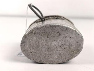 1.Weltkrieg Trinkbecher, Ausführung in Aluminium, datiert 1918, ein Bügel fehlt, ungereinigt