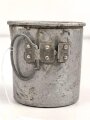 1.Weltkrieg Trinkbecher, Ausführung in Aluminium, datiert 1918, ein Bügel fehlt, ungereinigt
