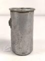 1.Weltkrieg Trinkbecher, Ausführung in Aluminium, datiert 1918, ein Bügel fehlt, ungereinigt