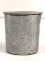 1.Weltkrieg Trinkbecher, Ausführung in Aluminium, datiert 1918, ein Bügel fehlt, ungereinigt