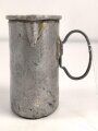 1.Weltkrieg Trinkbecher, Ausführung in Aluminium, datiert 1918, ein Bügel fehlt, ungereinigt