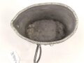 1.Weltkrieg Trinkbecher, Ausführung in Aluminium, datiert 1918, ein Bügel fehlt, ungereinigt