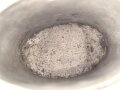 1.Weltkrieg Trinkbecher, Ausführung in Aluminium, datiert 1918, ein Bügel fehlt, ungereinigt