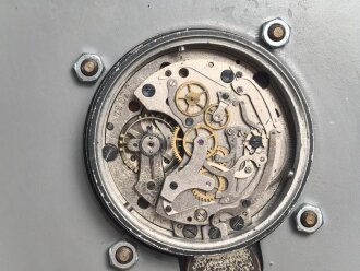 Luftwaffe Borduhr Bo-Uk 1 Bauart Junghans, defekt, eingebaut in dekoratives REPRO Aussenhautblech