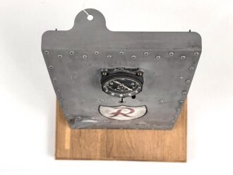 Luftwaffe Borduhr Bo-Uk 1 Bauart Junghans, defekt, eingebaut in dekoratives REPRO Aussenhautblech