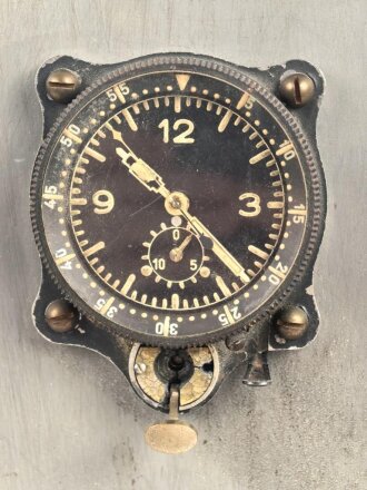 Luftwaffe Borduhr Bo-Uk 1 Bauart Junghans, defekt, eingebaut in dekoratives REPRO Aussenhautblech
